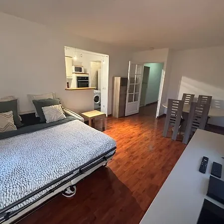 F3 Avec Balcon 5 Min Gare Sqy Et Parking Gratuit Apartment *