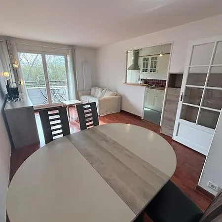 Apartment F3 Avec Balcon 5 Min Gare Sqy Et Parking Gratuit