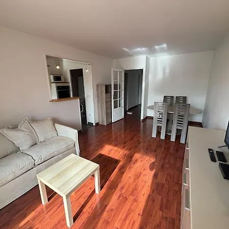 F3 Avec Balcon 5 Min Gare Sqy Et Parking Gratuit Guyancourt