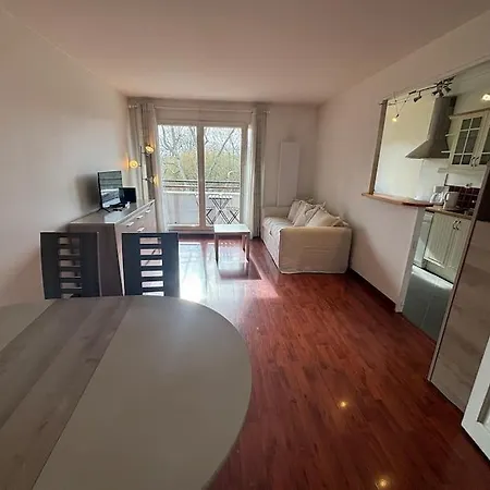 Apartment F3 Avec Balcon 5 Min Gare Sqy Et Parking Gratuit *