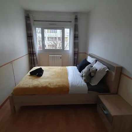 F3 Avec Balcon 5 Min Gare Sqy Et Parking Gratuit Apartment
