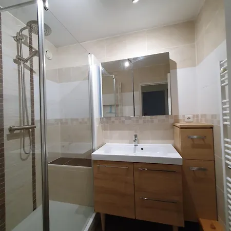 F3 Avec Balcon 5 Min Gare Sqy Et Parking Gratuit Apartment